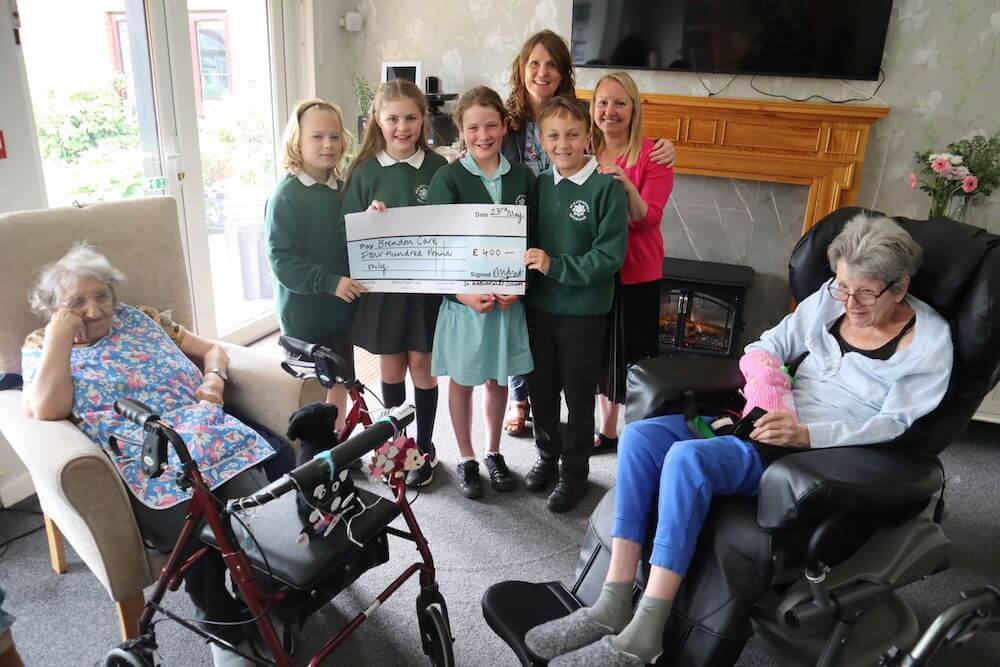 Schoolchildren raise £400 to help Brendoncare Froxfield’s garden project